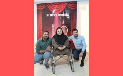این بازیگران، استندآپ کمدی را «نشسته» اجرا می‌کنند