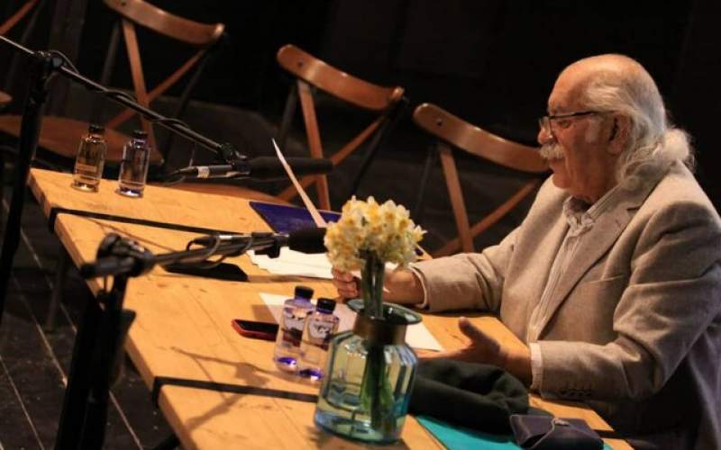 بهزاد فراهانی نمایشنامه‌اش را می‌خواند