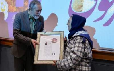 نشان درجه یک هنری برای دوبلور زن